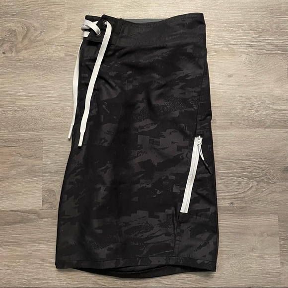 Under Armour black printed swim trunks/board shorts no liner 34W heat gear loose - Picture 4 of 4